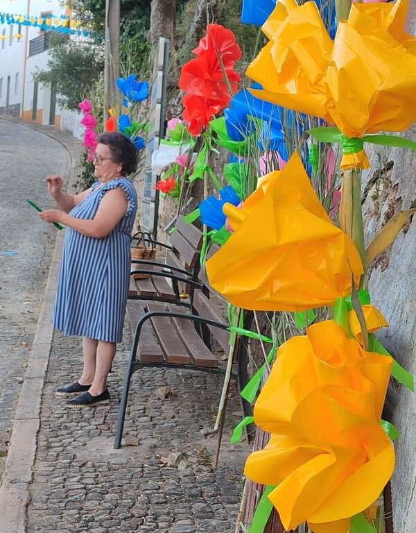 O Centro de Atividades Seniores continua a participar ativamente na vida da nossa Comunidade, desta vez embelezando a entrada da Vila de Alegrete, recebendo ainda melhor quem nos visita!